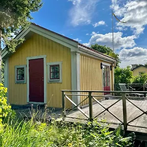 Gaesthus Med Utsikt Oever Drottningholms Slott Drottningholm
